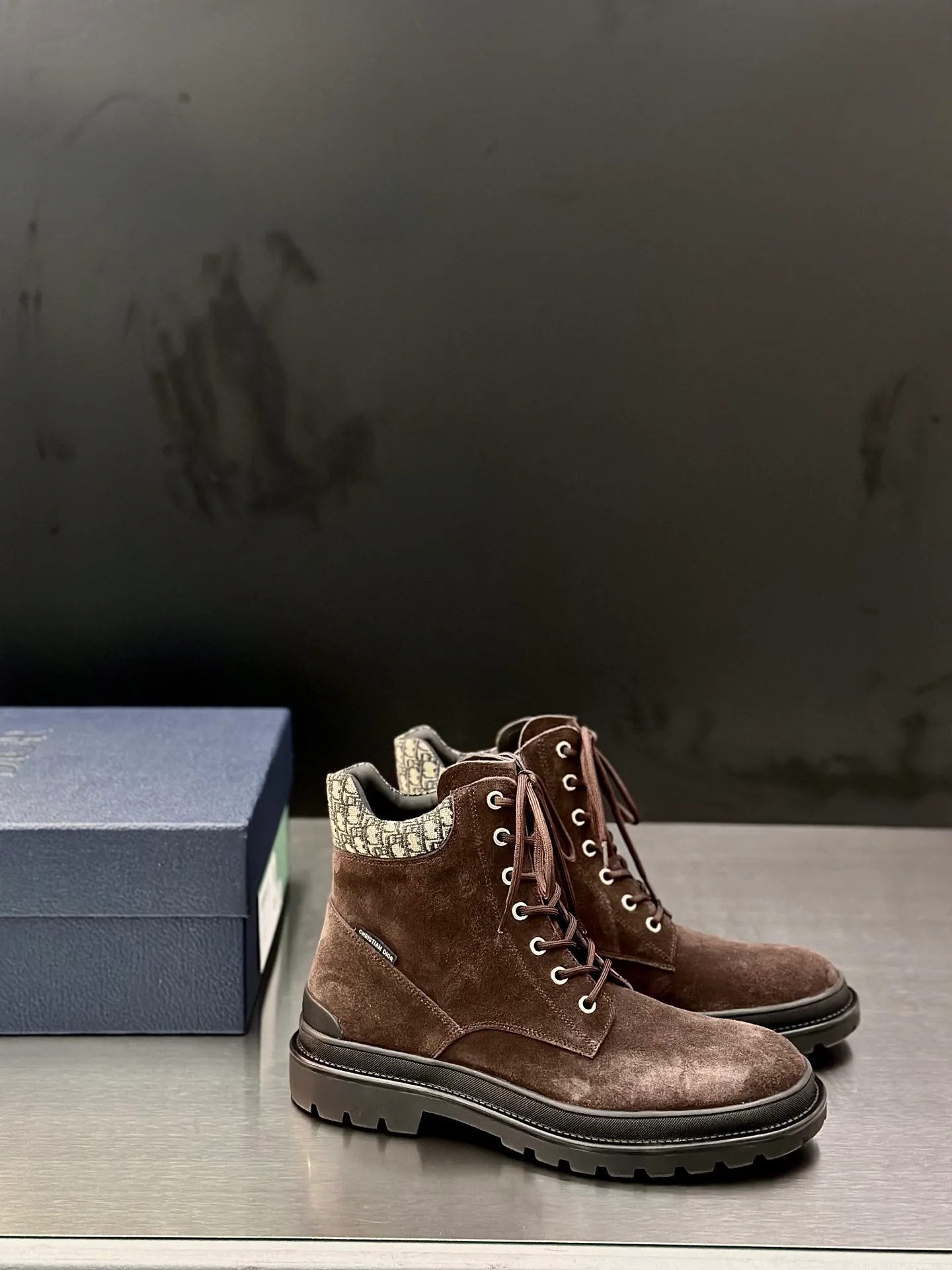 Men's shoes 💰960 Dior Dior high-top sneakers, top-quality goods produced in Dongguan, show version, leading counter trial style, Nappa cowhide material, light and breathable, soft and comfortable, easier to put on and take off, calfskin leather edging, distinctive sports style, genuine leather tongue Dior letter badge, showing the brand style, lightweight embossed pattern rubber sole, light and genuine leather feet, with original packaging Size: 39-40-41-42-43-44 (45, 46 customized) leather shoe size